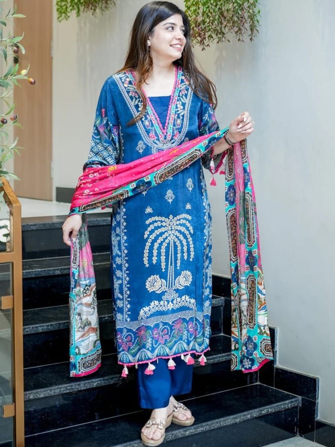 ERA Ethnic Motifs Embroidered V-Neck Thread Work Pure Cotton Blend Thread Work Kurti