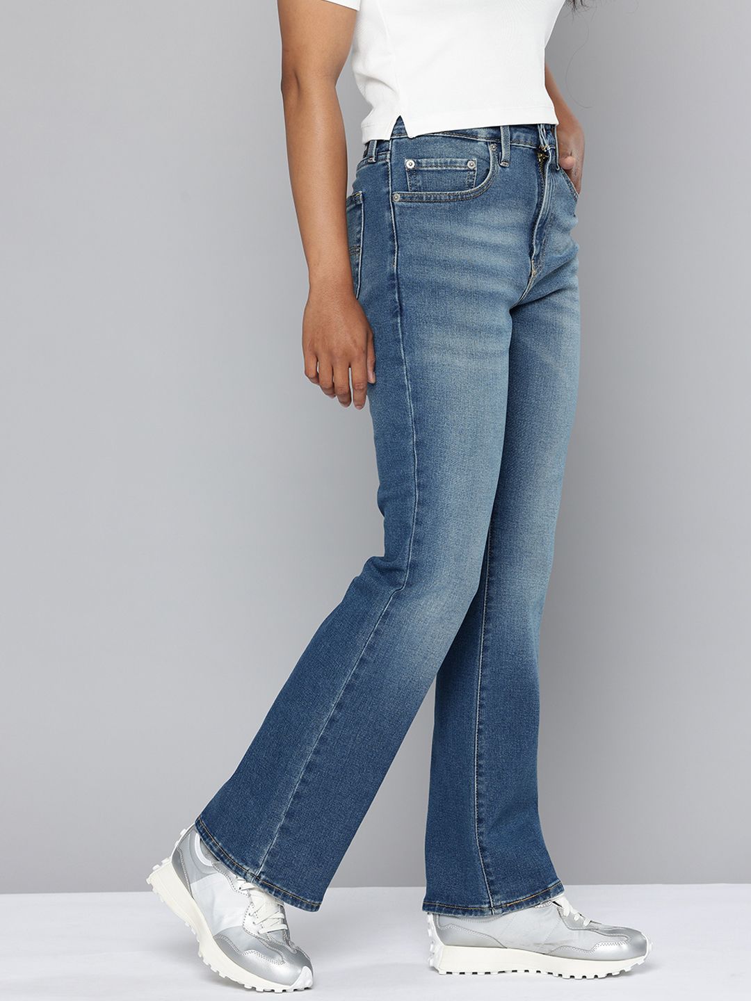 725 Bootcut High-Rise Light Fade Stretchable Jeans