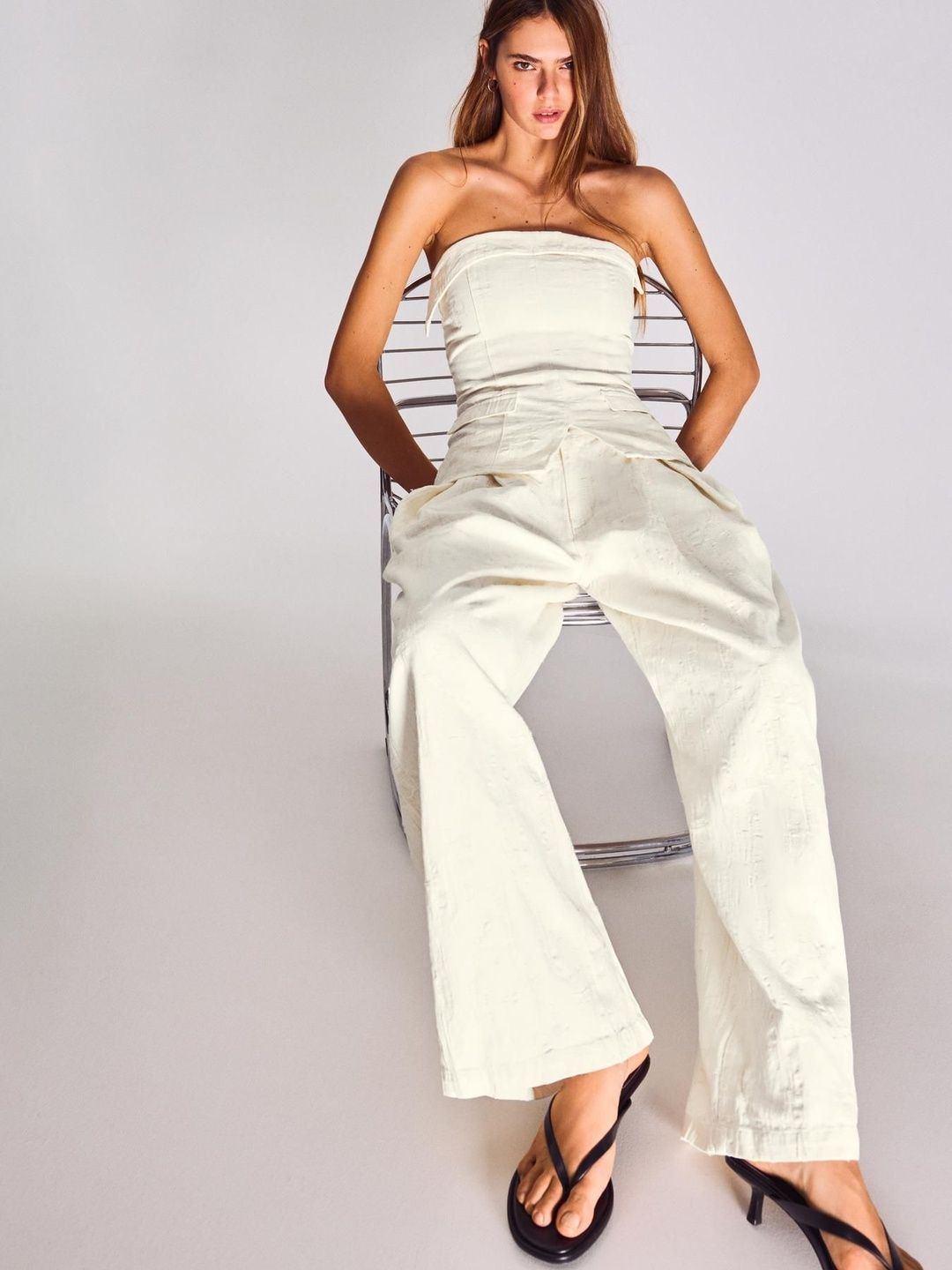 Low-Rise Wide-leg Darted Jeans
