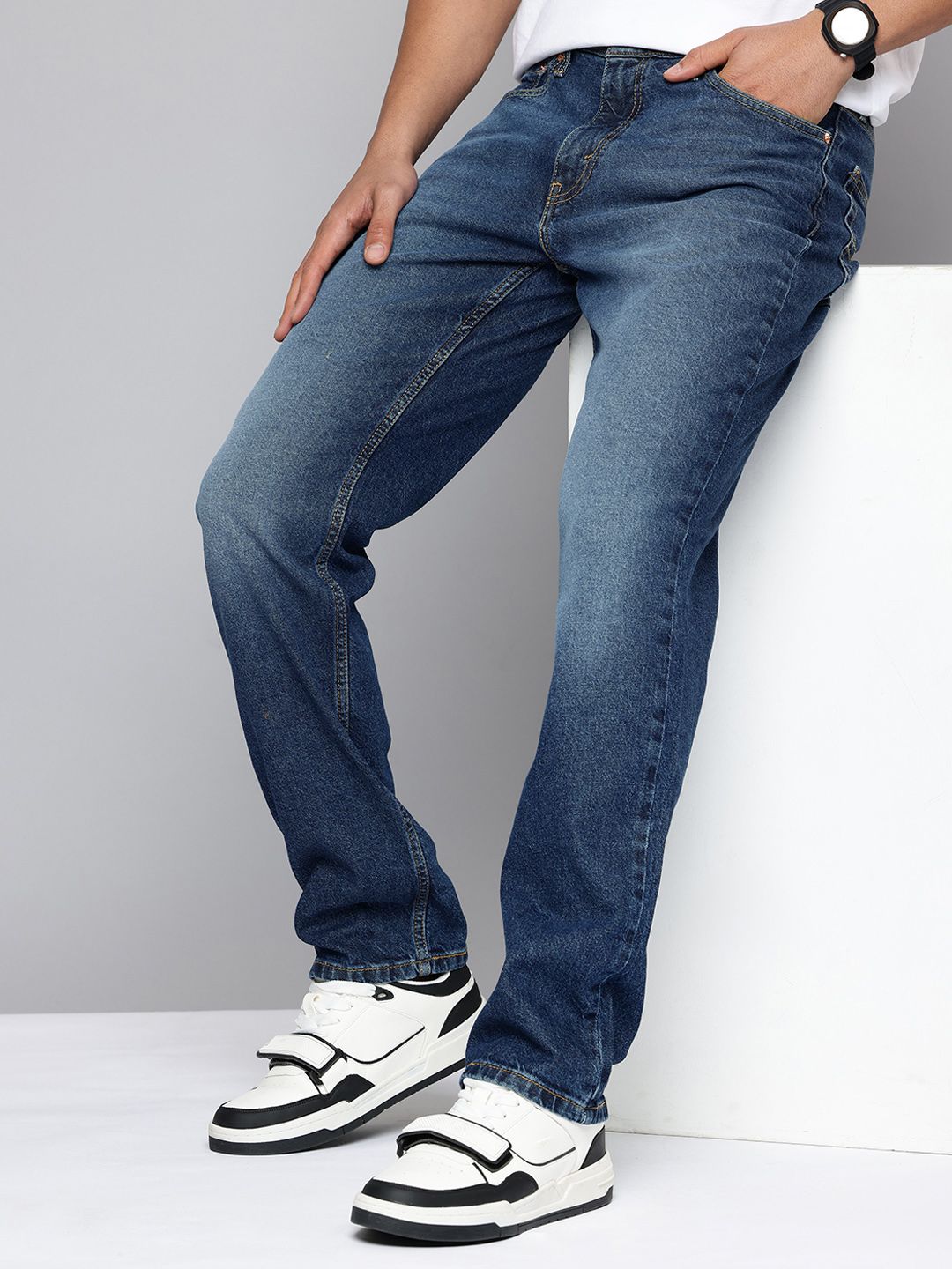 Levis Levis Men 541 Tapered Fit Mid-Rise Light Fade Stretchable Jeans
