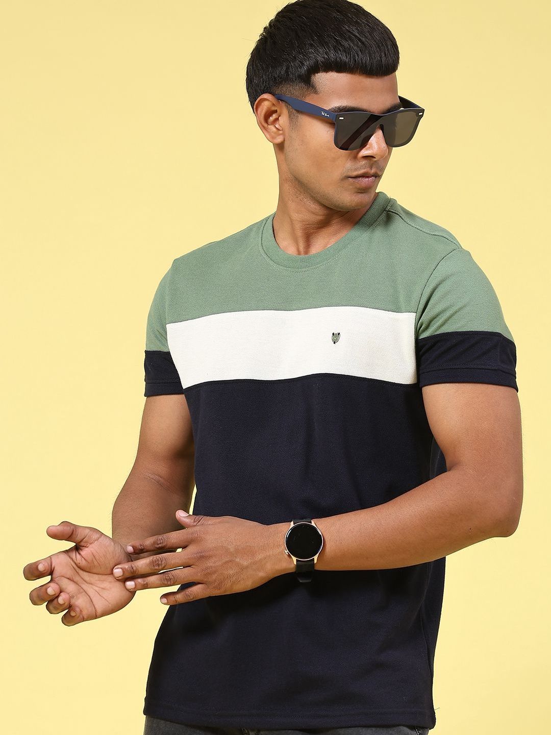 V-Mart Men Colourblocked Slim Fit T-shirt