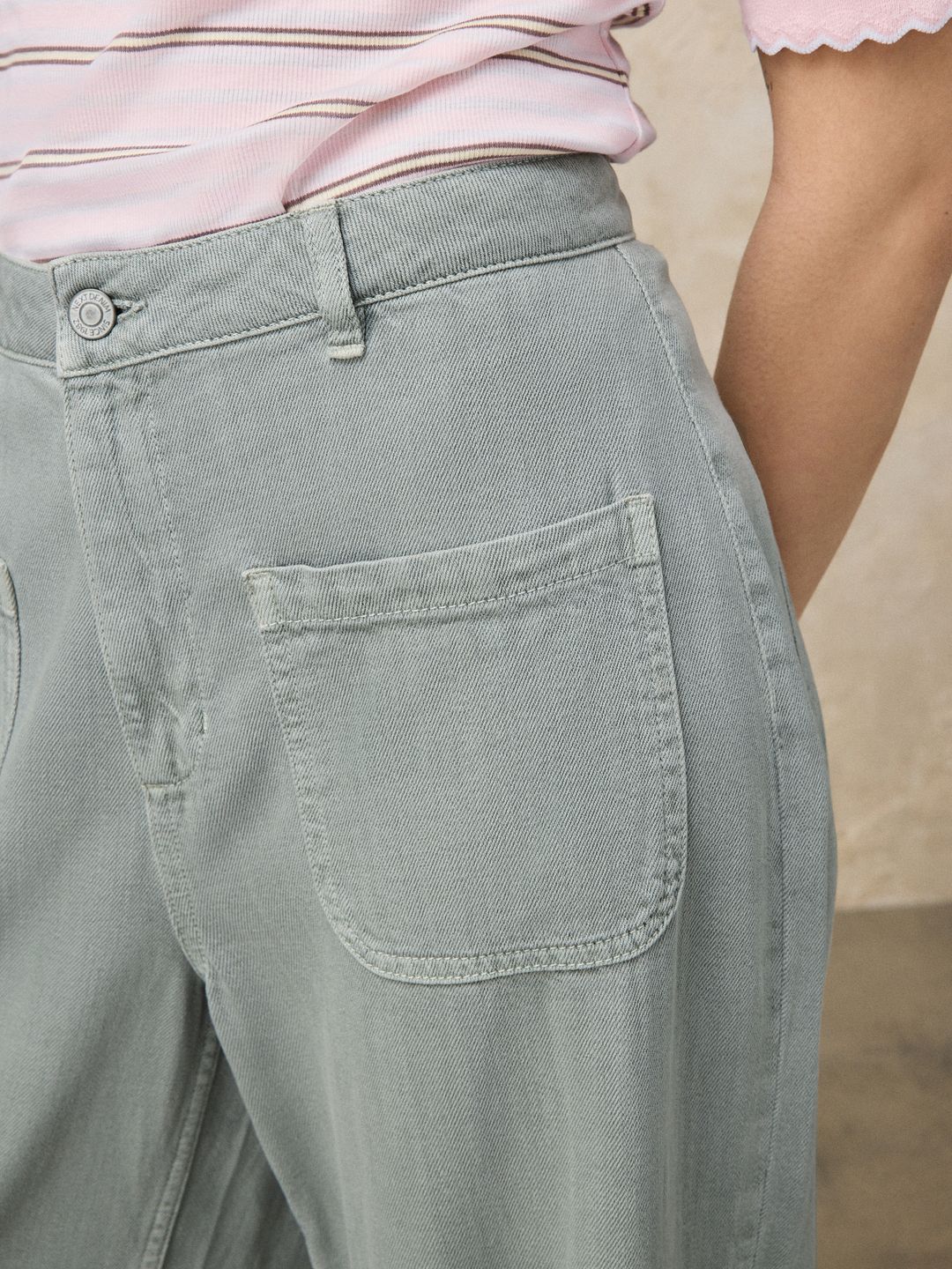 Crop Wide Fit High-Rise Jeans