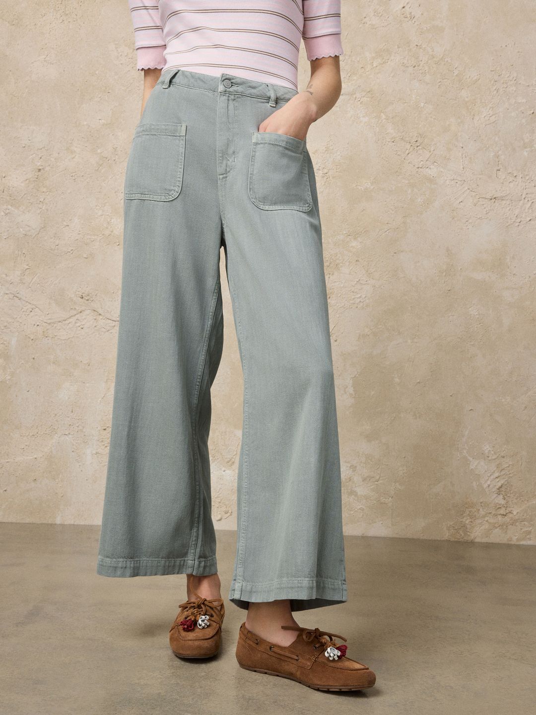 Crop Wide Fit High-Rise Jeans