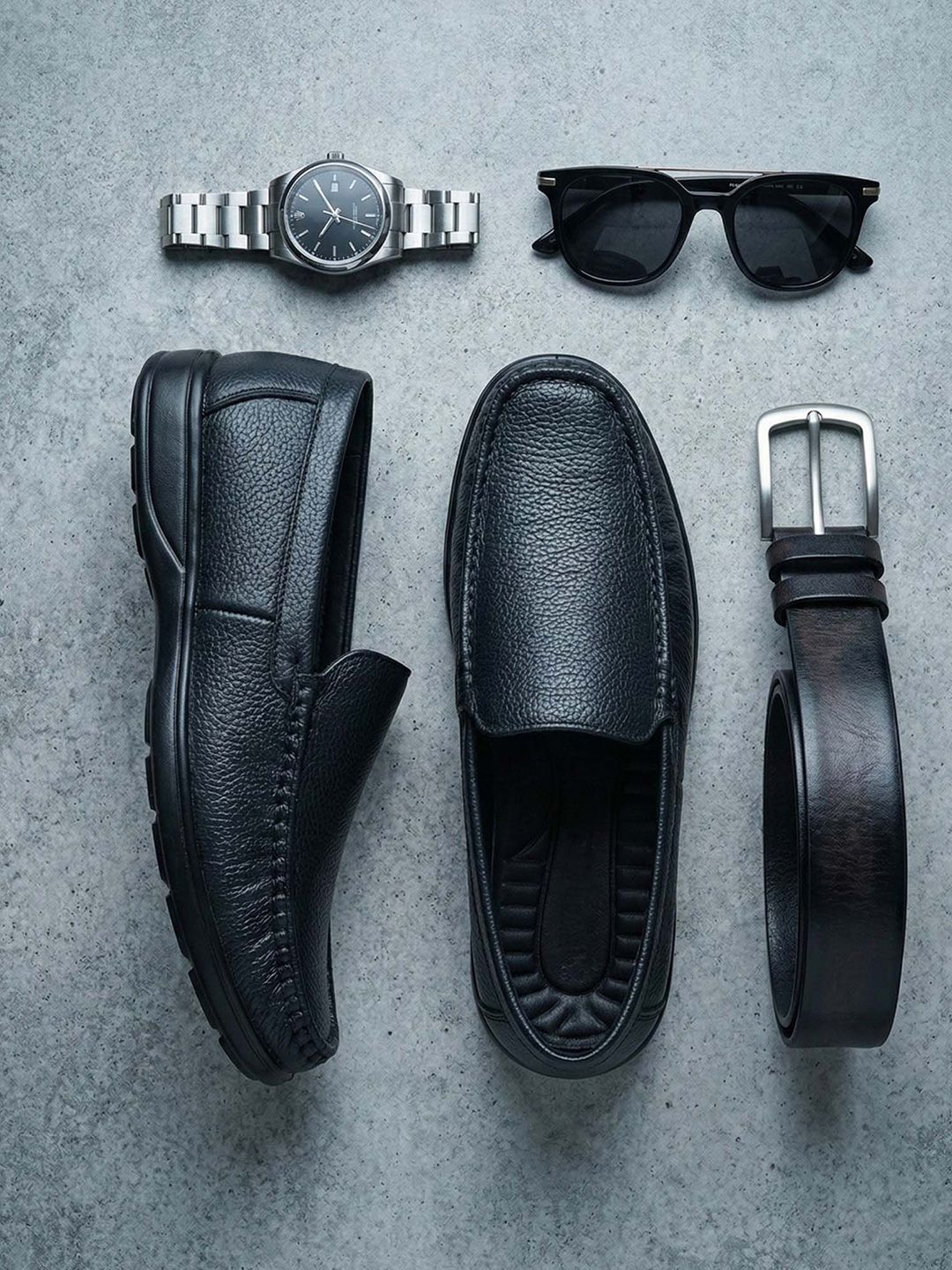 glitchez Men Textured Round Toe Leather Loafers