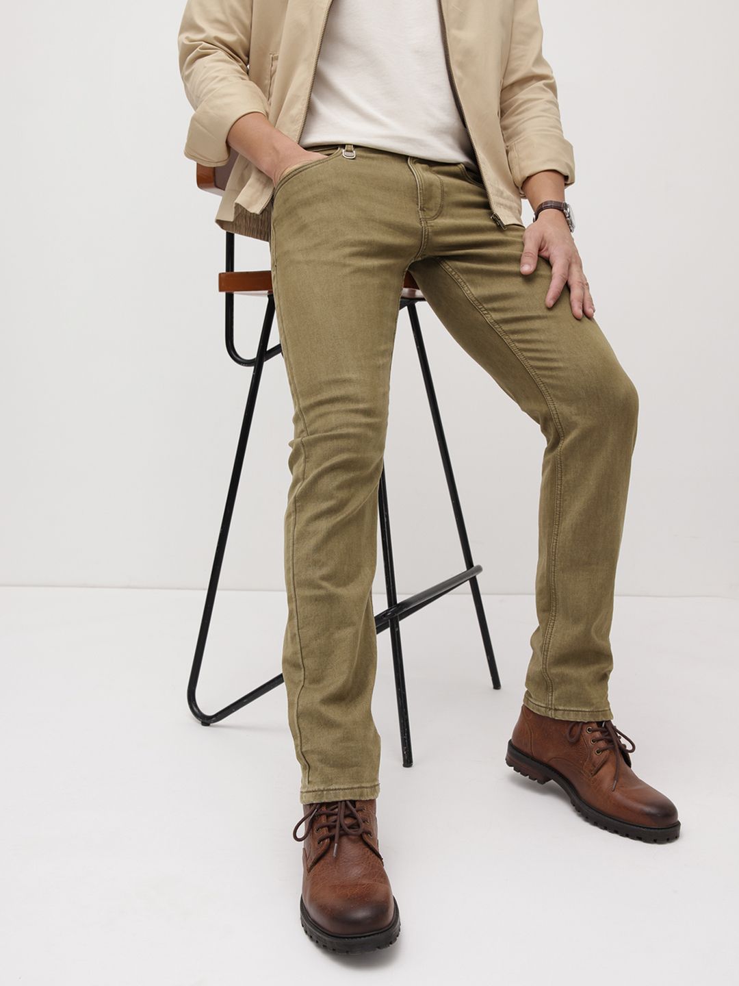 Roadster Men Slim Fit Mid-Rise Light Fade Stretchable Jeans