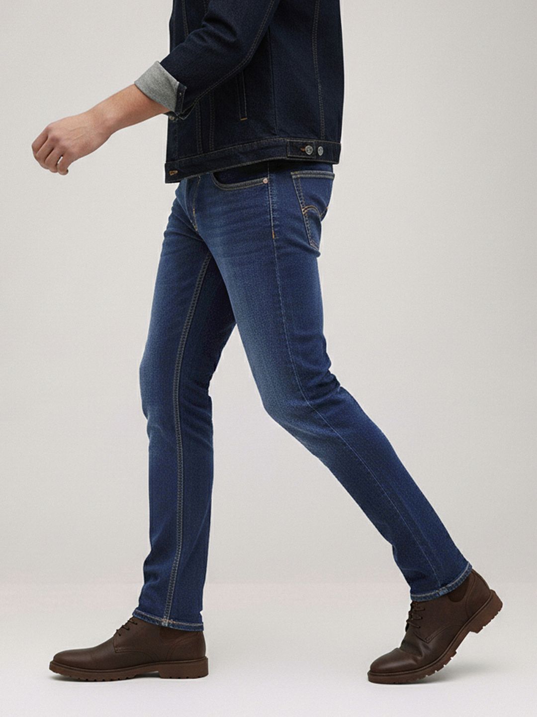 The Roadster Life Co. Men Slim Fit Mid-Rise Light Fade Stretchable Jeans With Bag