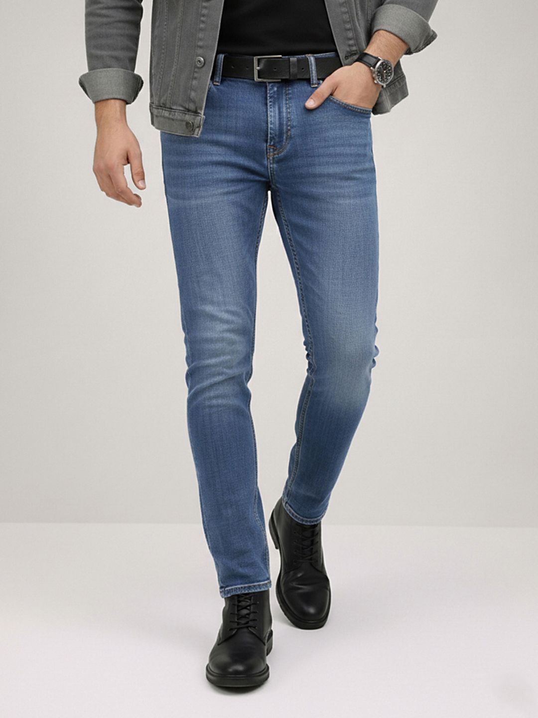 The Roadster Life Co. Men Slim Fit Mid-Rise Light Fade Stretchable Jeans With Bag