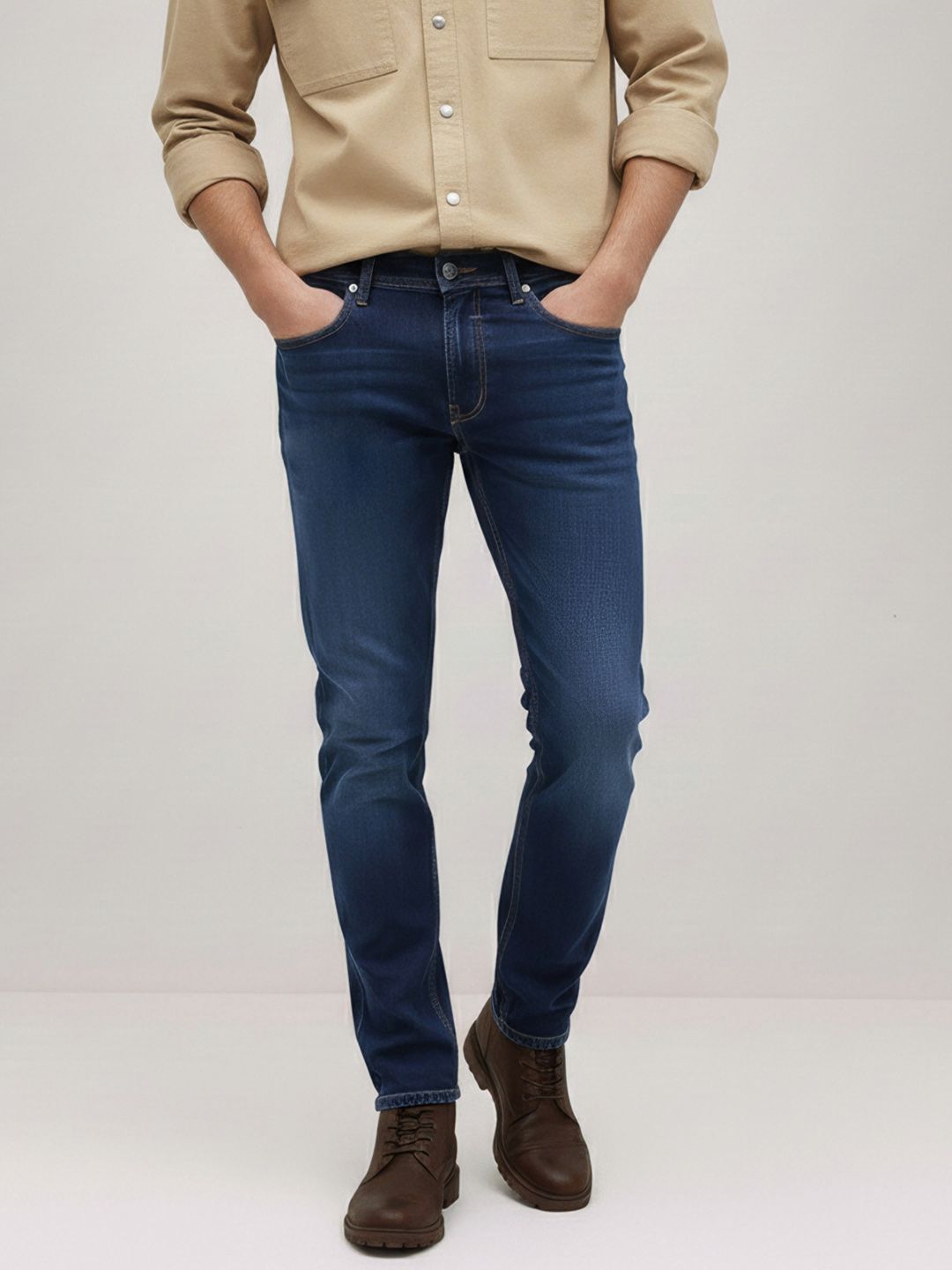 The Roadster Life Co. Men Slim Fit Light Fade Stretchable Jeans With Bag