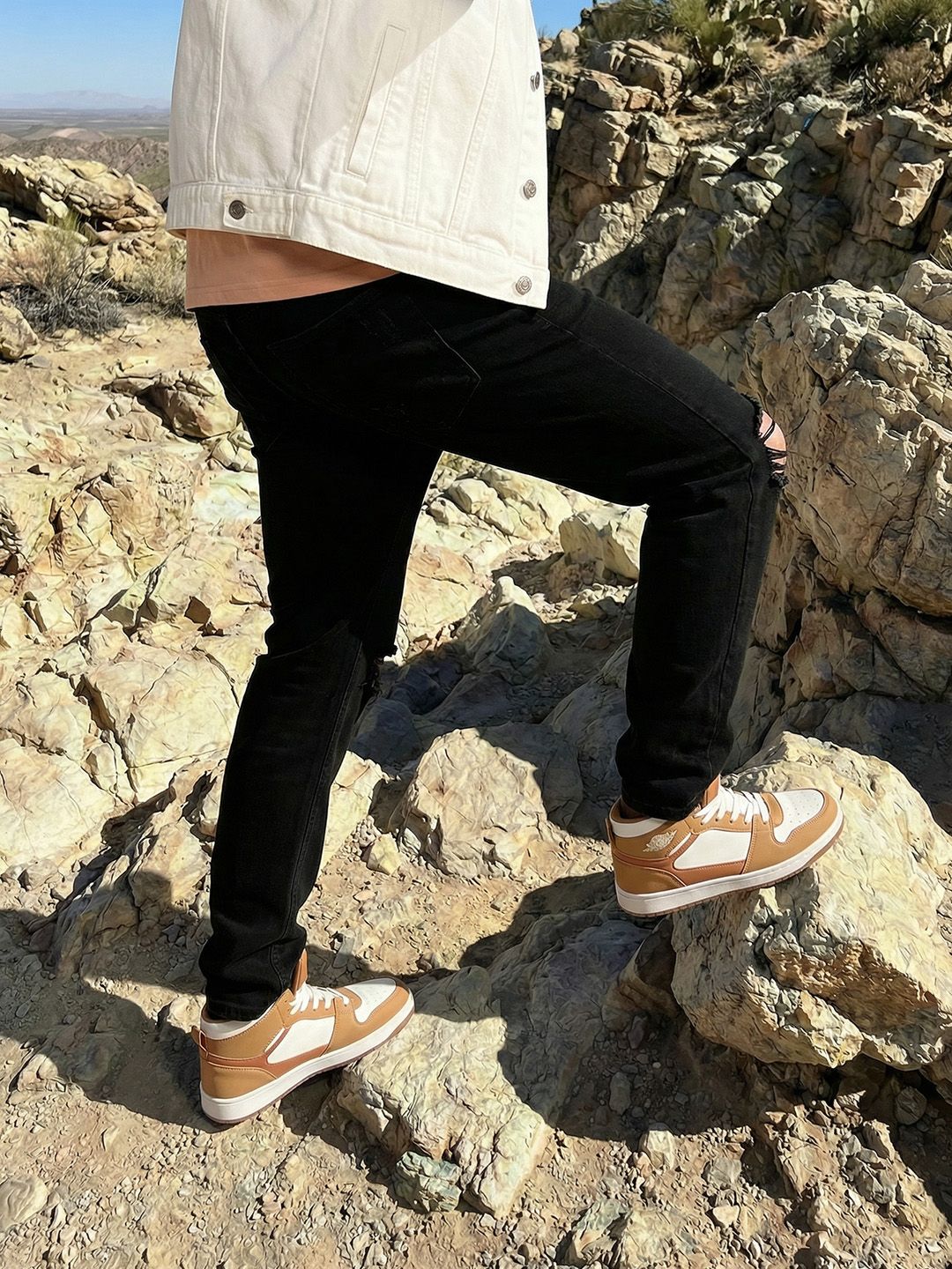The Roadster Lifestyle Co. Men Pure Cotton Slash Knee Relaxed Fit Jeans