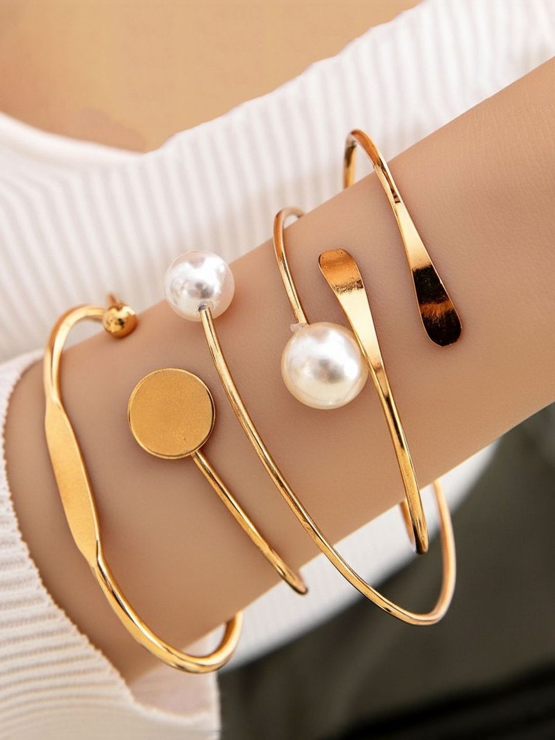 Jewels Galaxy Jewels Galaxy Women Brass Gold-Plated Cuff Bracelet