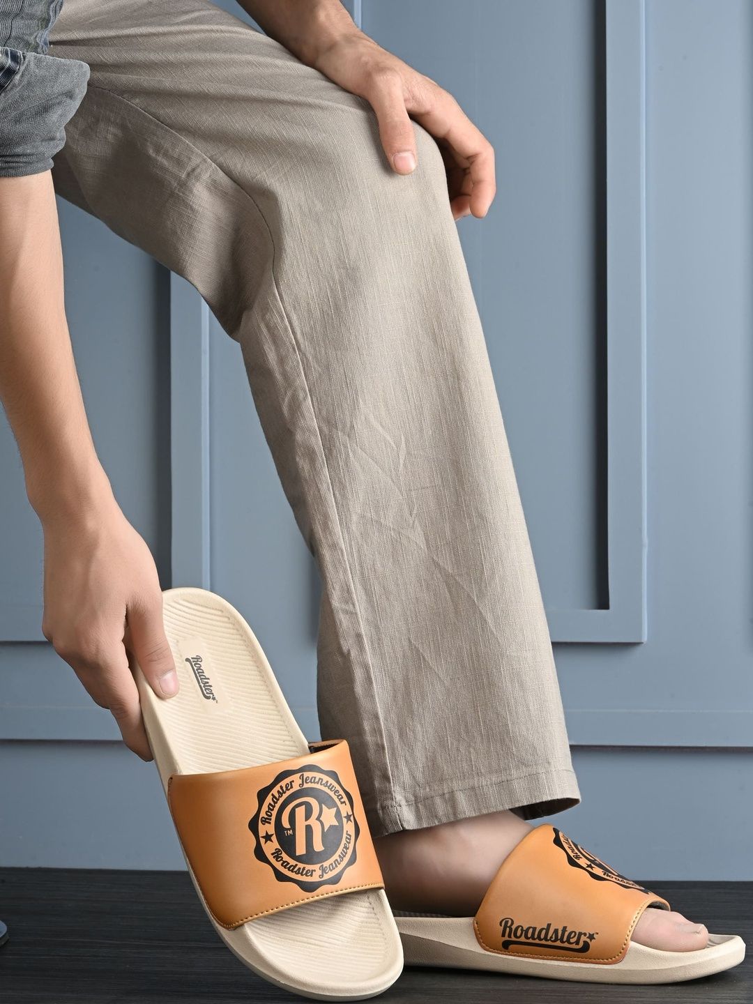 The Roadster Lifestyle Co Men Printed Sliders Flip Flops with Cushioned Footbed
