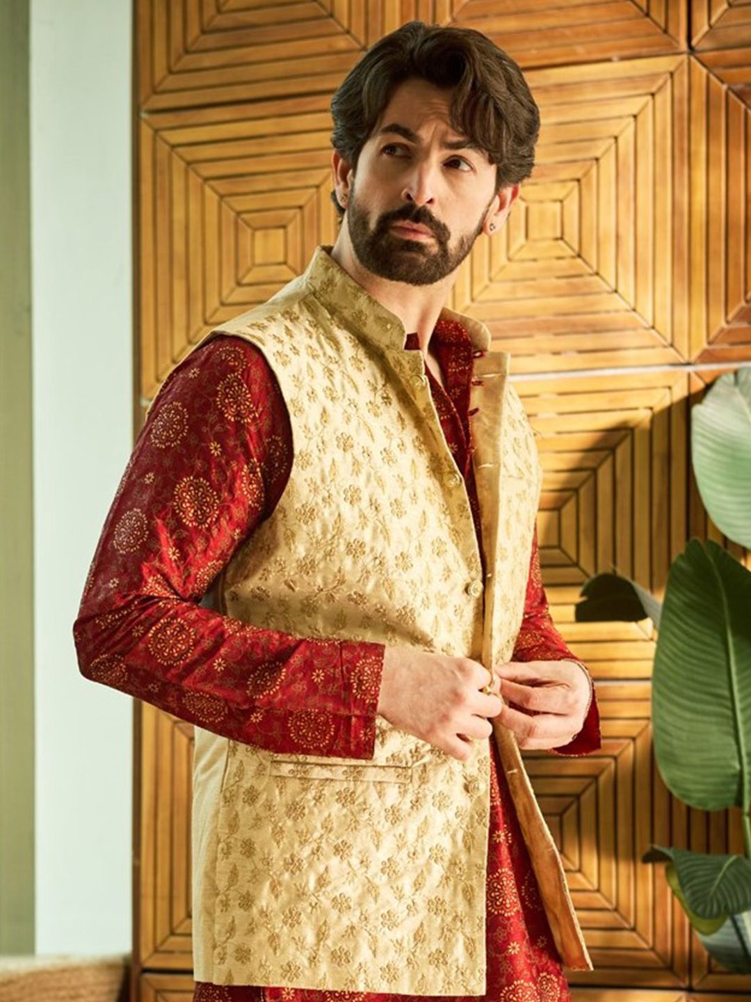 SOJANYA Men Beige & Golden Embroidered Nehru Jacket