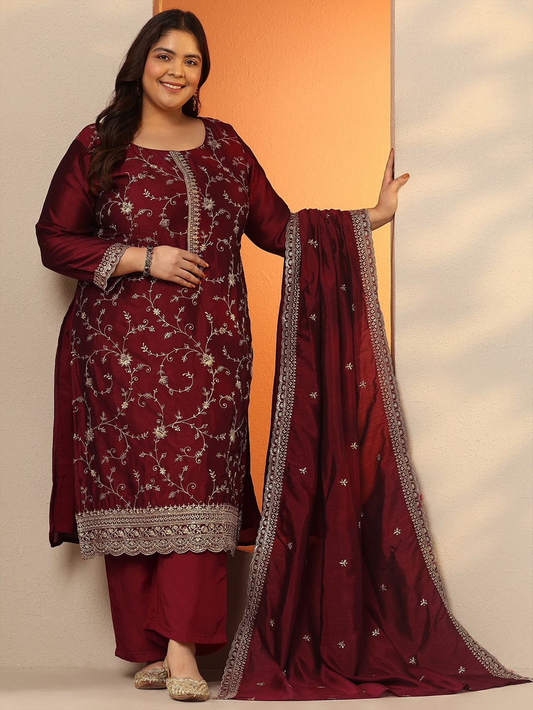 EXTRA LOVE BY LIBAS EXTRA LOVE BY LIBAS Plus Size Women Floral Embroidered Kurta with Trousers & Dupatta