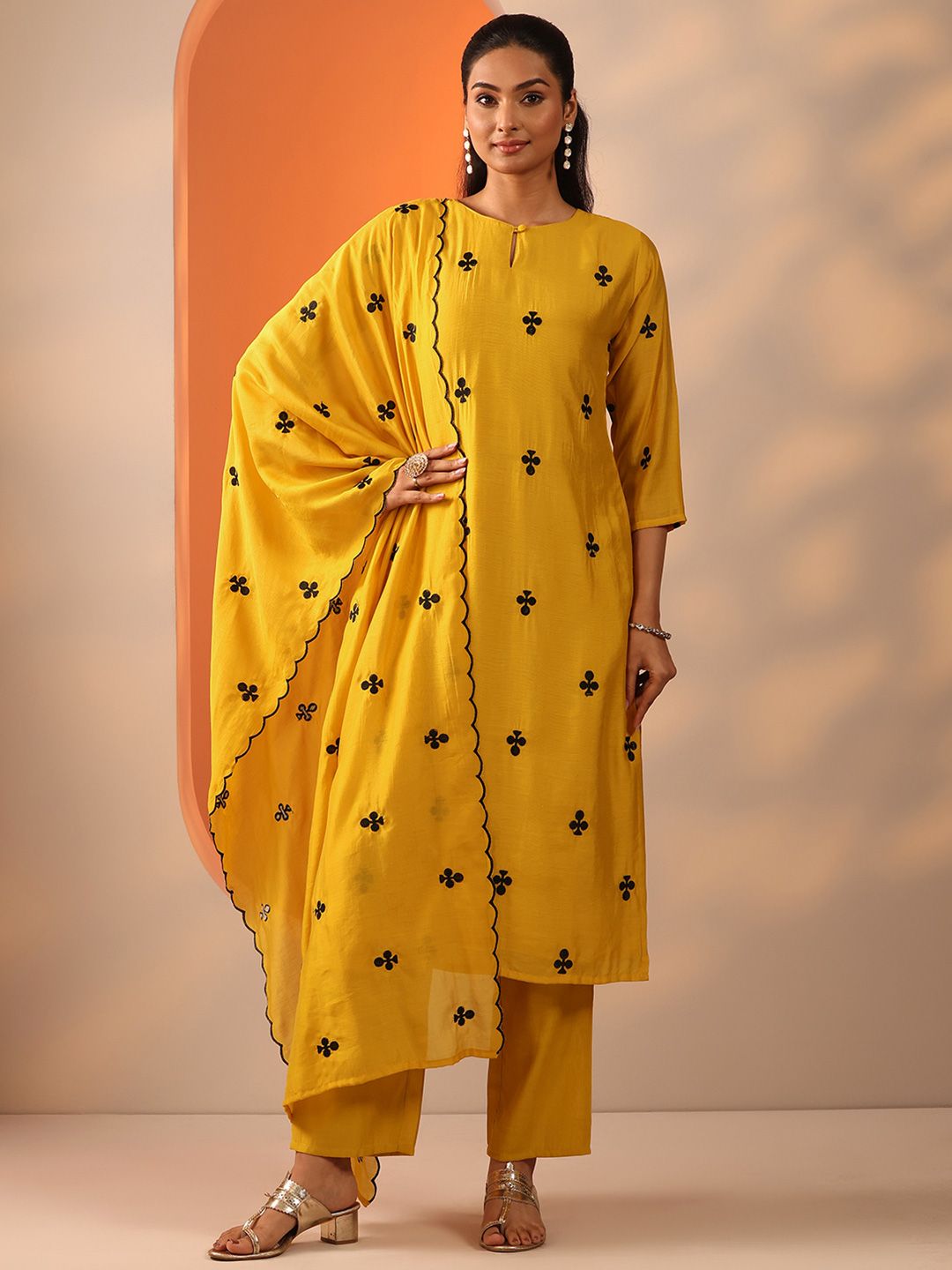 Libas Libas Women Floral Embroidered Regular Kurta with Trousers & With Dupatta