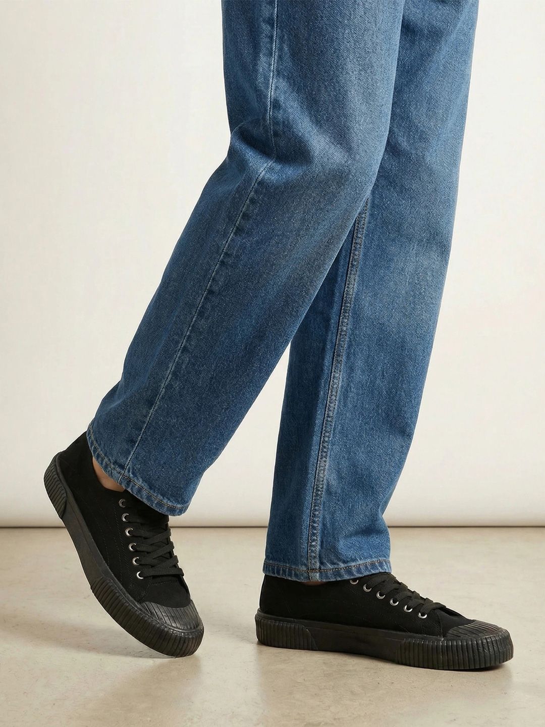 Styli Men Black Canvas Contrast Sole Sneakers