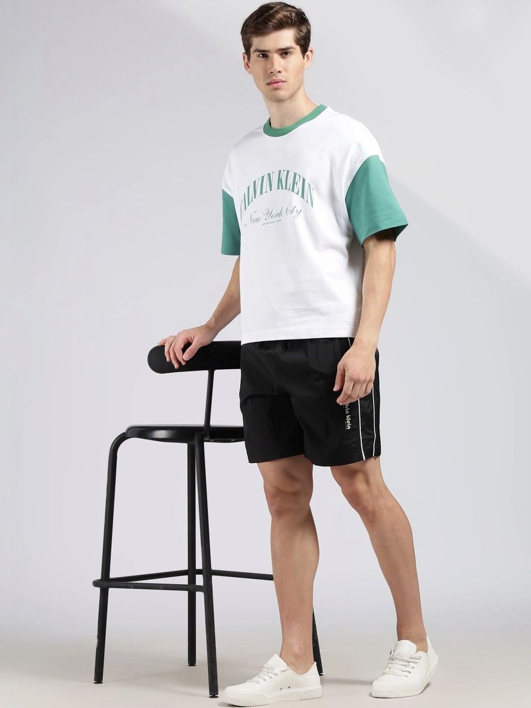 Calvin Klein Jeans Calvin Klein Jeans Relaxed Fit Solid Mid Rise Shorts