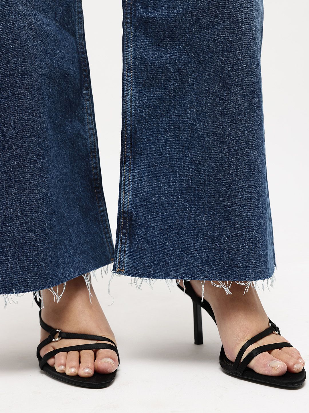 SHE CATHERIN Relaxed Fit Light Fade Raw Edge Jeans
