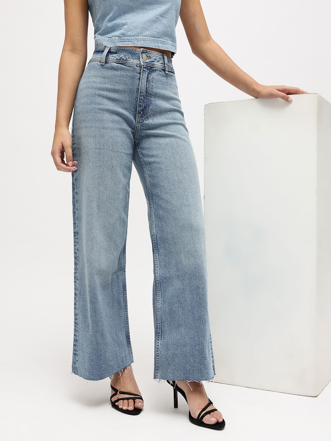 SHE CATHERIN Relaxed Fit Heavy Fade Raw Edge Jeans