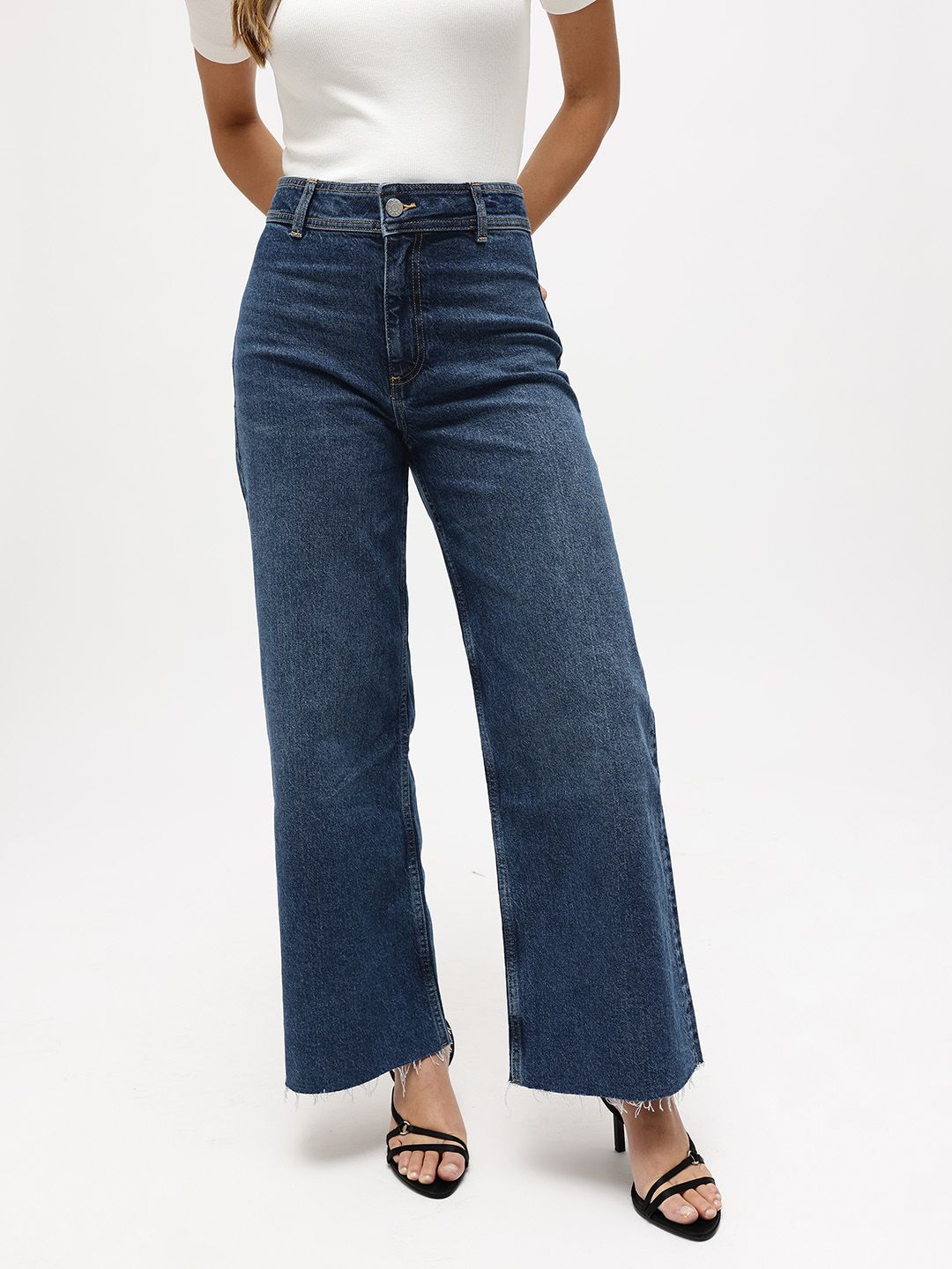 SHE CATHERIN Relaxed Fit Light Fade Raw Edge Jeans