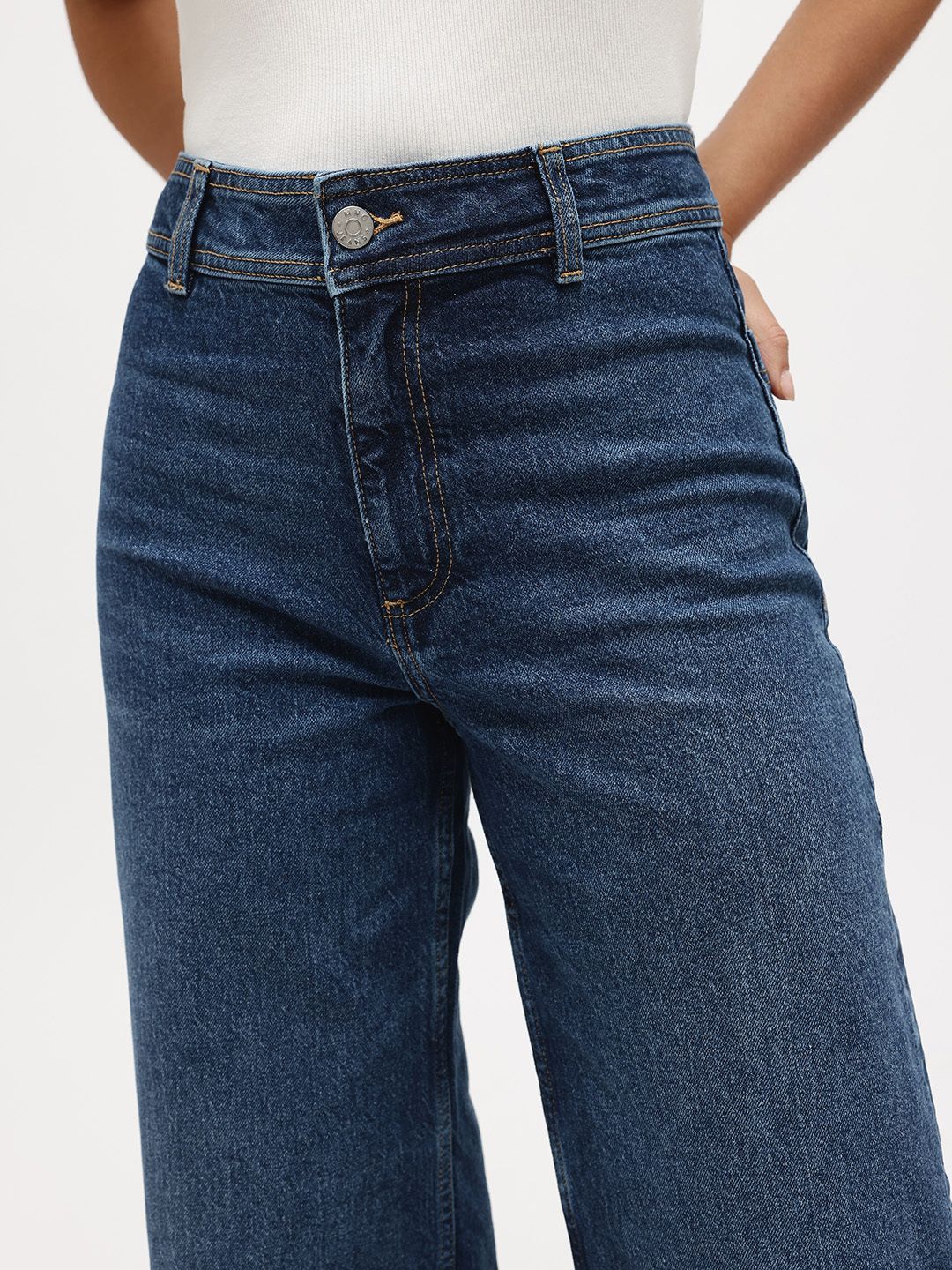 SHE CATHERIN Relaxed Fit Light Fade Raw Edge Jeans