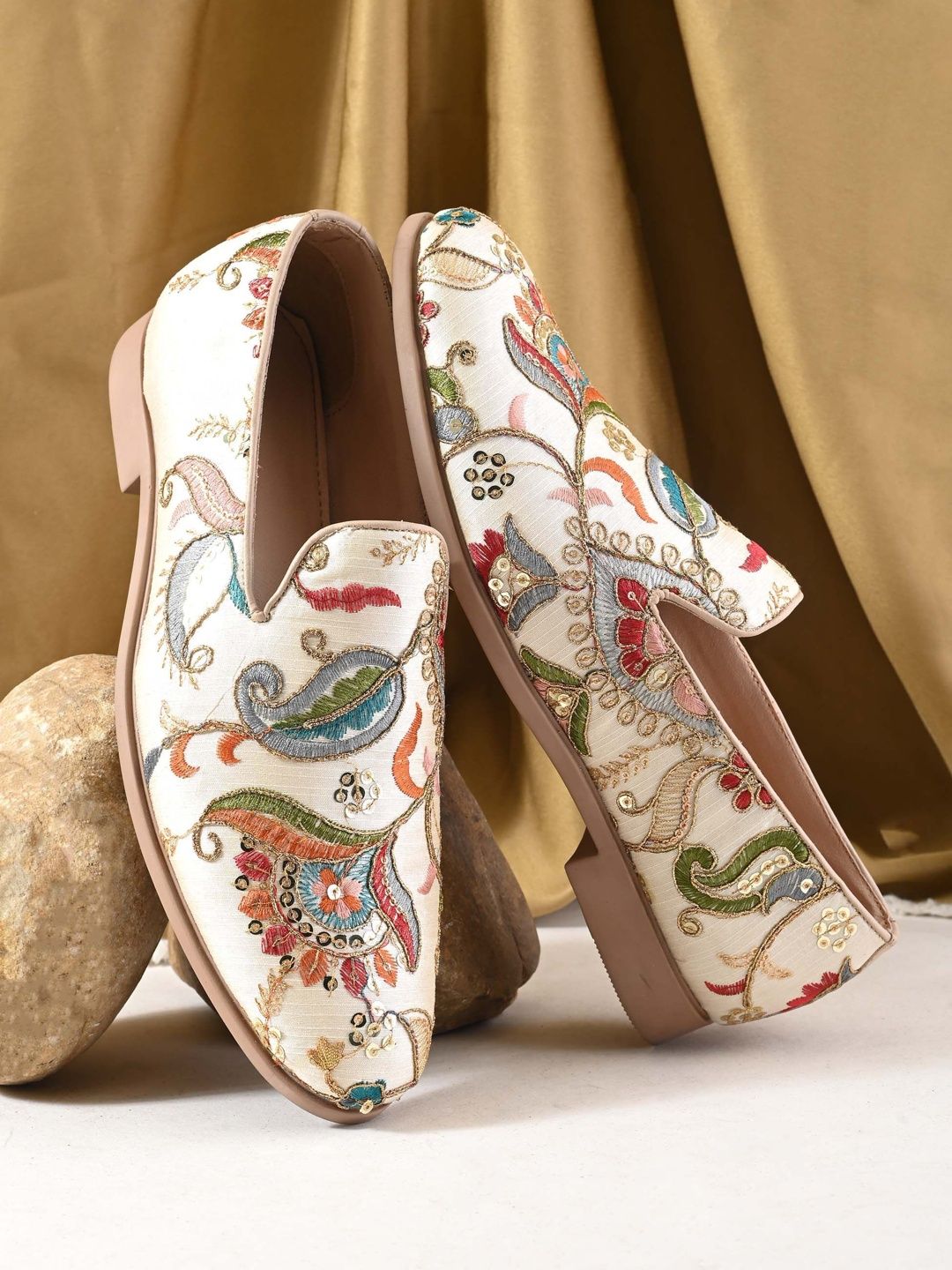 House of Pataudi Men Embroidered Round Toe Mojaris Casual Shoes