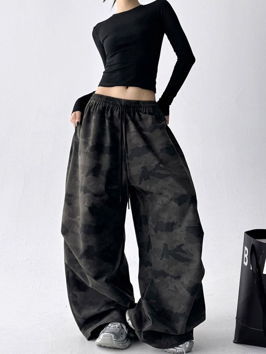 カラカラ　gata FASHION CAMOUFLAGE Buy StyleCast x Revolte Camouflage Low-Rise Wide Leg Trousers