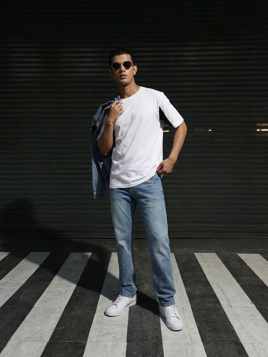 The Roadster Life Co. Men Regular Fit Mid-Rise Light Fade Stretchable Jeans
