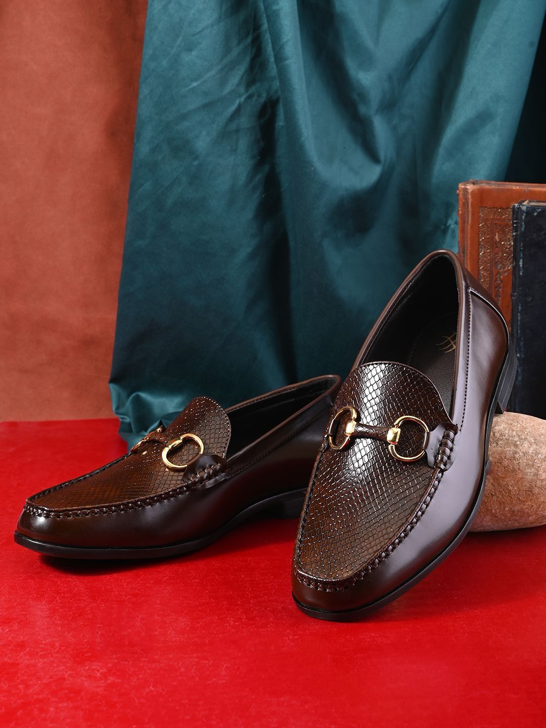 House of Pataudi House of Pataudi Men Textured Round Toe Buckles Loafers