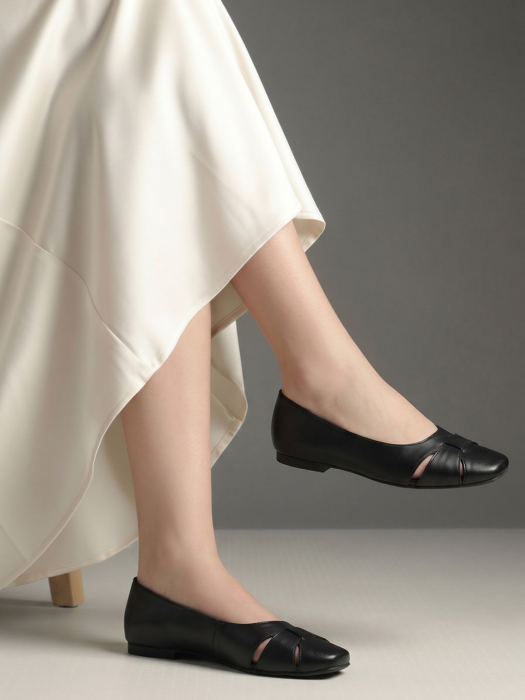 Kenneth Cole Kenneth Cole Round Toe Cut-Outs Detail Ballerinas