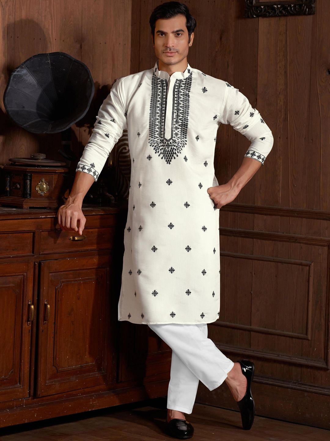 House of Pataudi Embroidered Mandarin Collar Knee Length Straight Kurtas