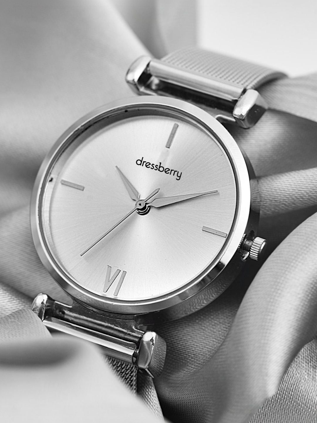 DressBerry Women Dial & Stainless Steel Bracelet Style Straps Analogue Watch DB-LR034-SLV-CH