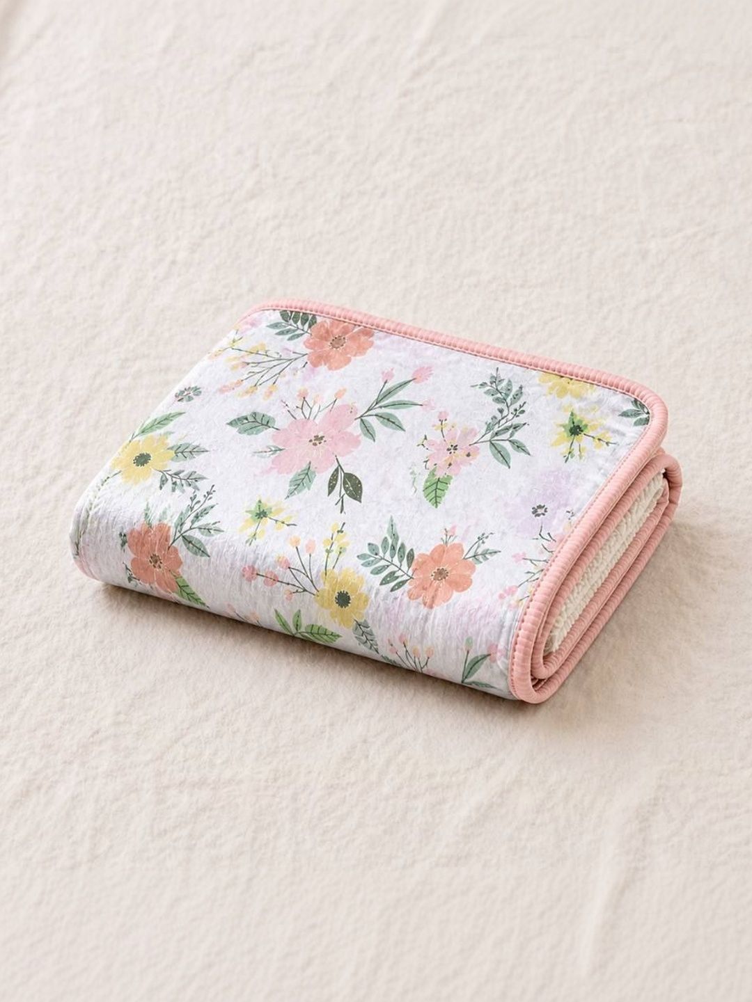 The Little Lookers The Little Lookers Pink & White Floral 600 GSM Blanket