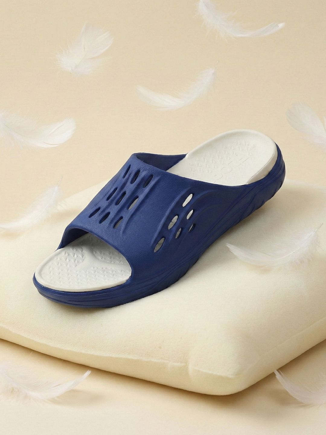 Floatz by Bata Men Lightweight Sliders
