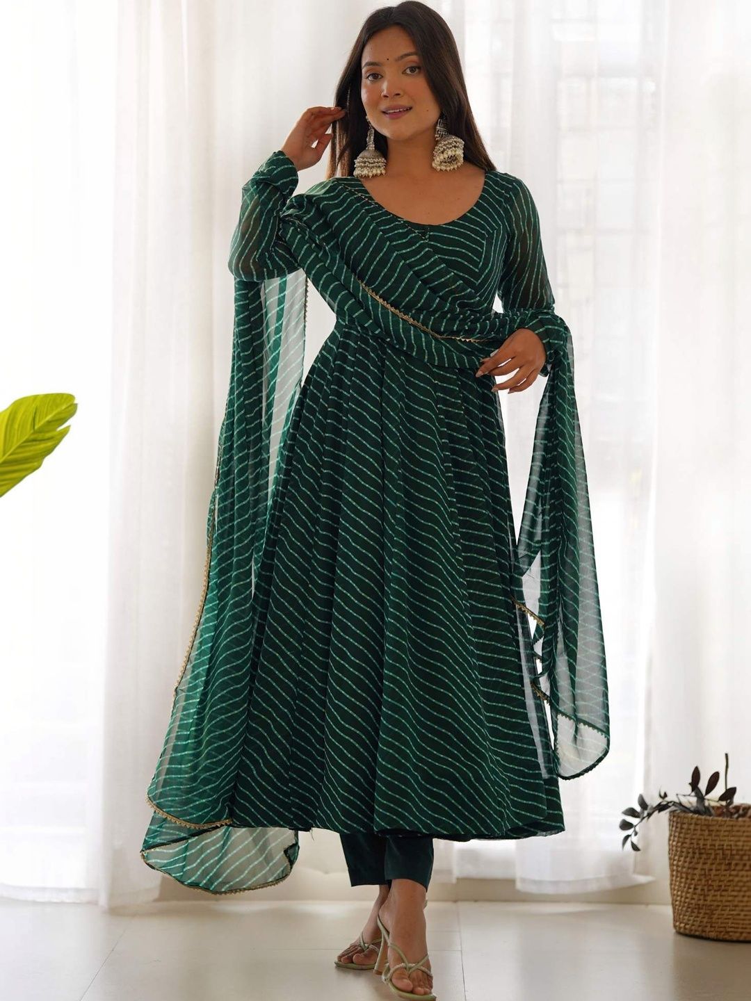 SAJAVAT ETHENIC WEAR SAJAVAT ETHENIC WEAR Women Leheriya Printed Regular Kurta with Trousers & With Dupatta