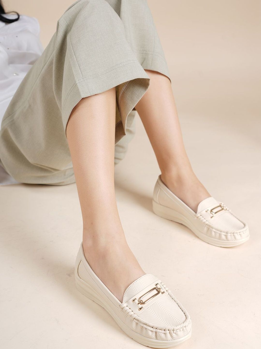 DressBerry Women Textured Loafers