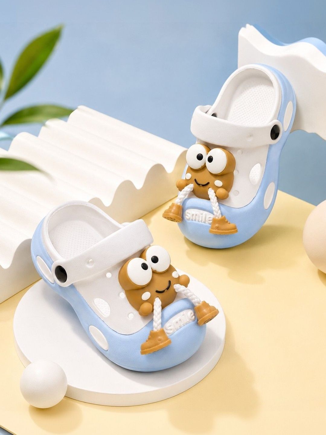 AMAEZO Kids Self Design Clogs Sandals