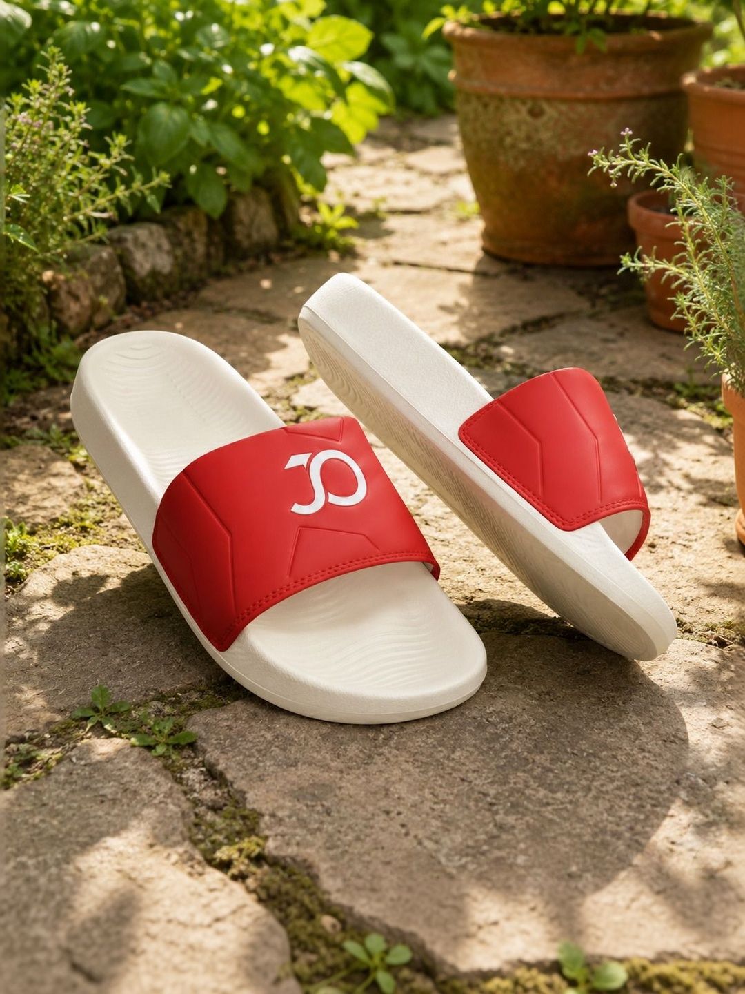 JOOTIYAPA Men Colourblocked Sliders
