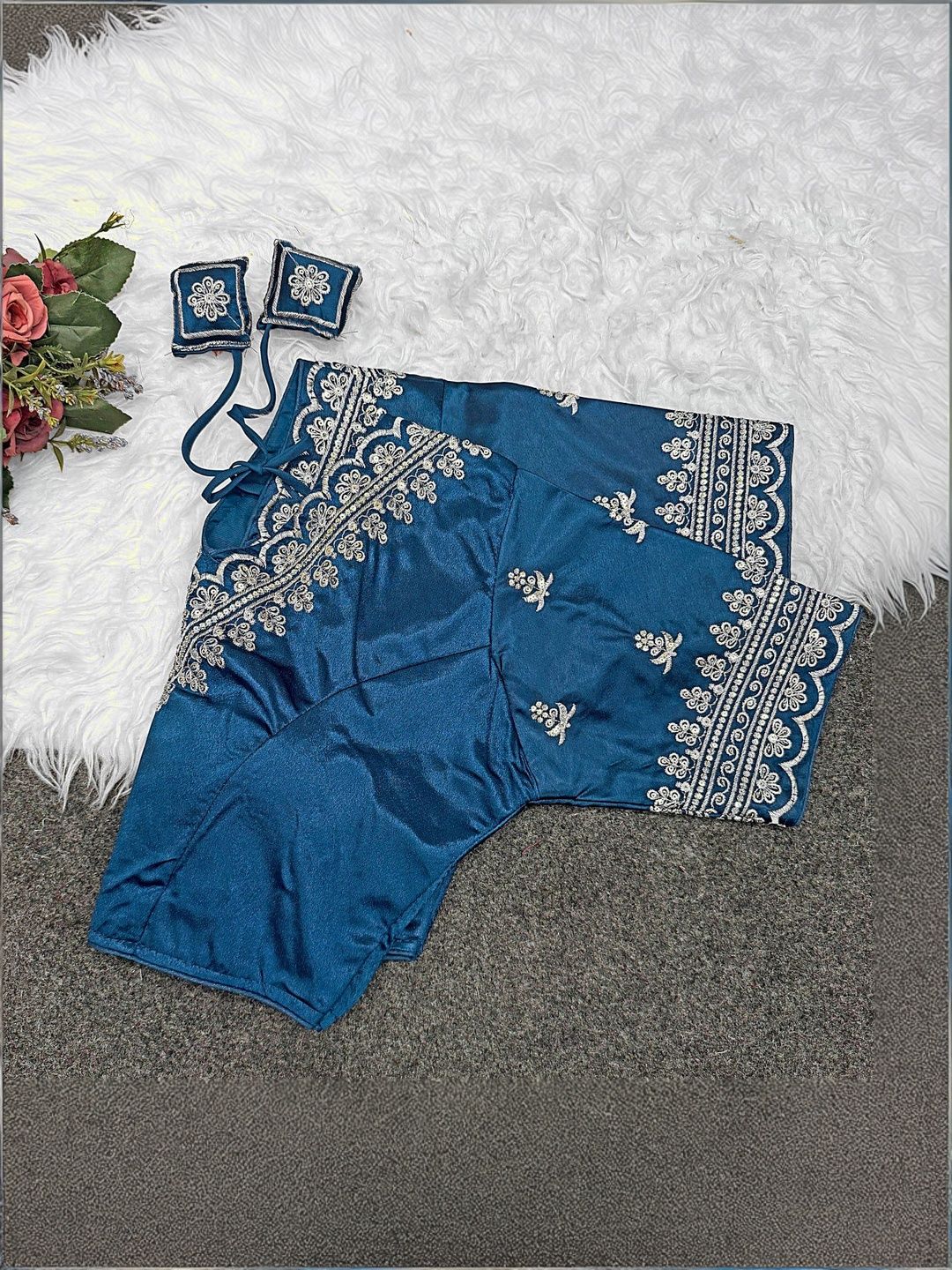 Apexaura Apexaura Silk Blend Embroidered Thread Work Saree Blouse