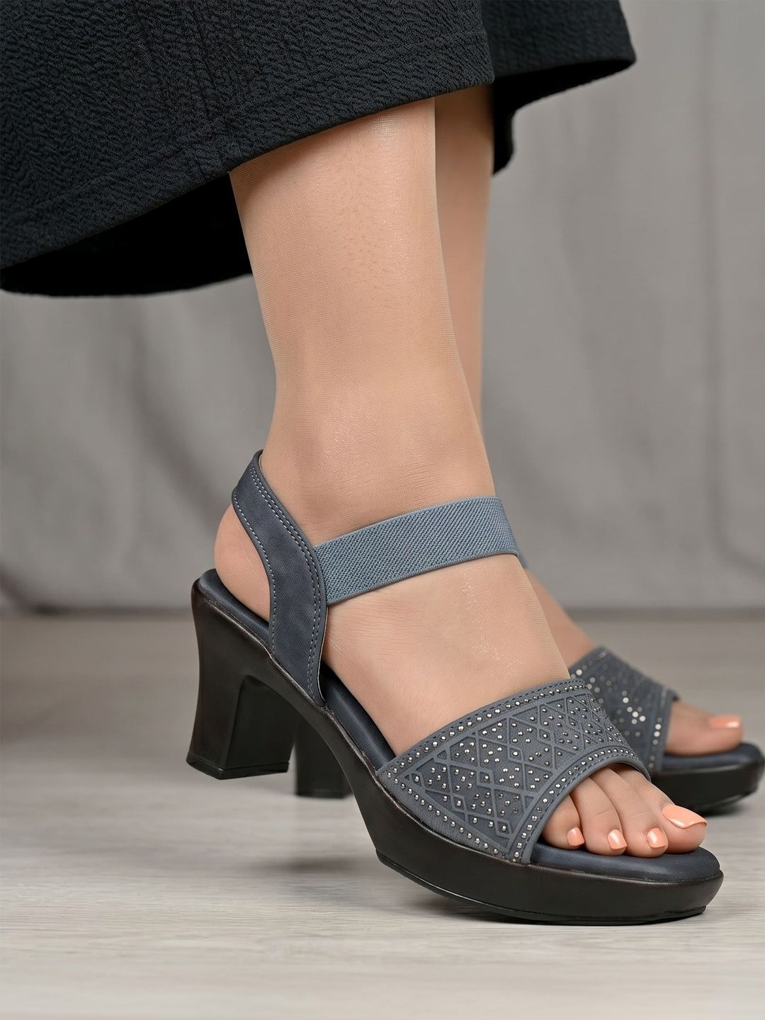 WORTON FASHION WORTON FASHION Embellished Block Sandals