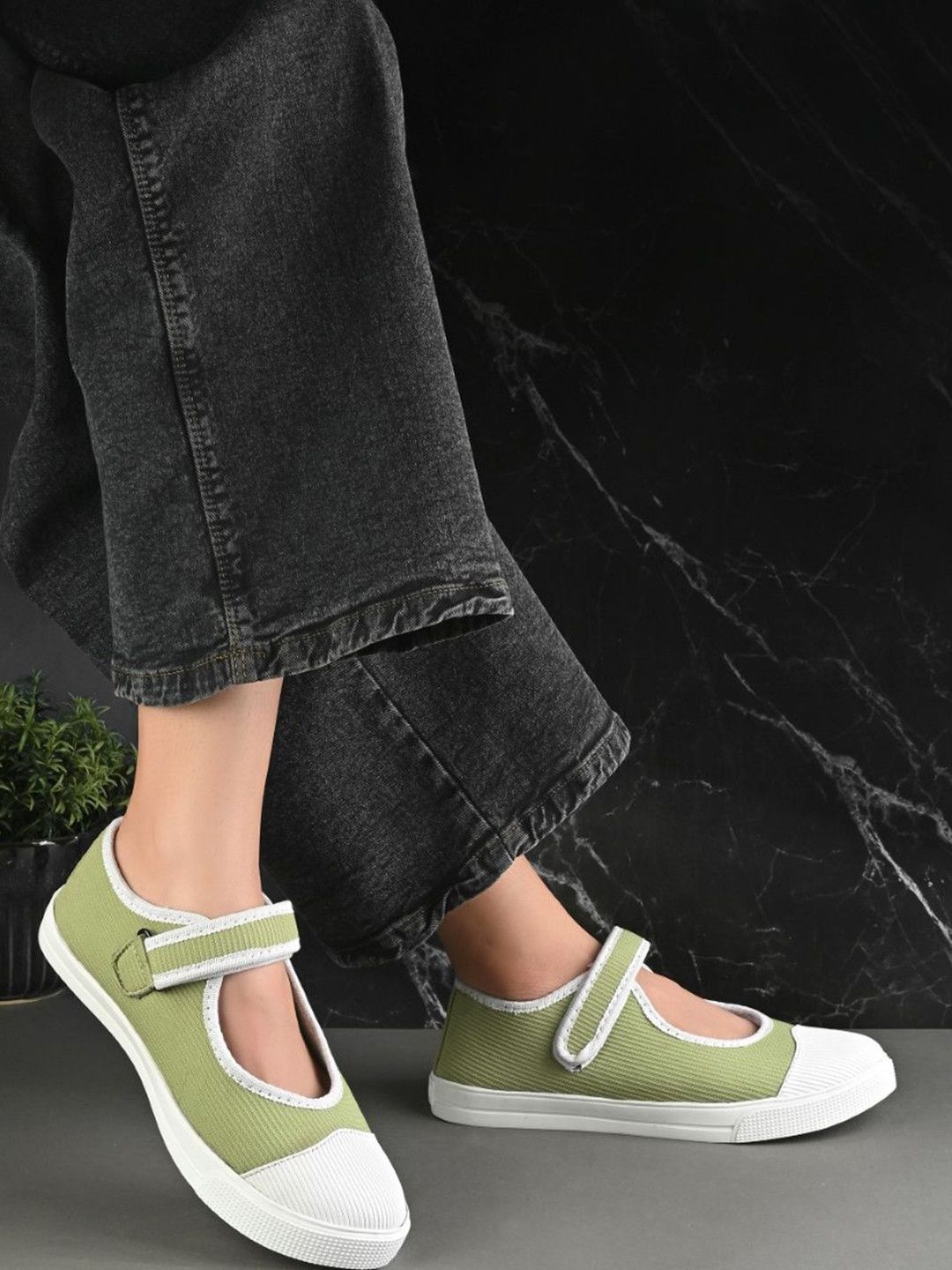 PLANET WALK Women Textured Sneakers