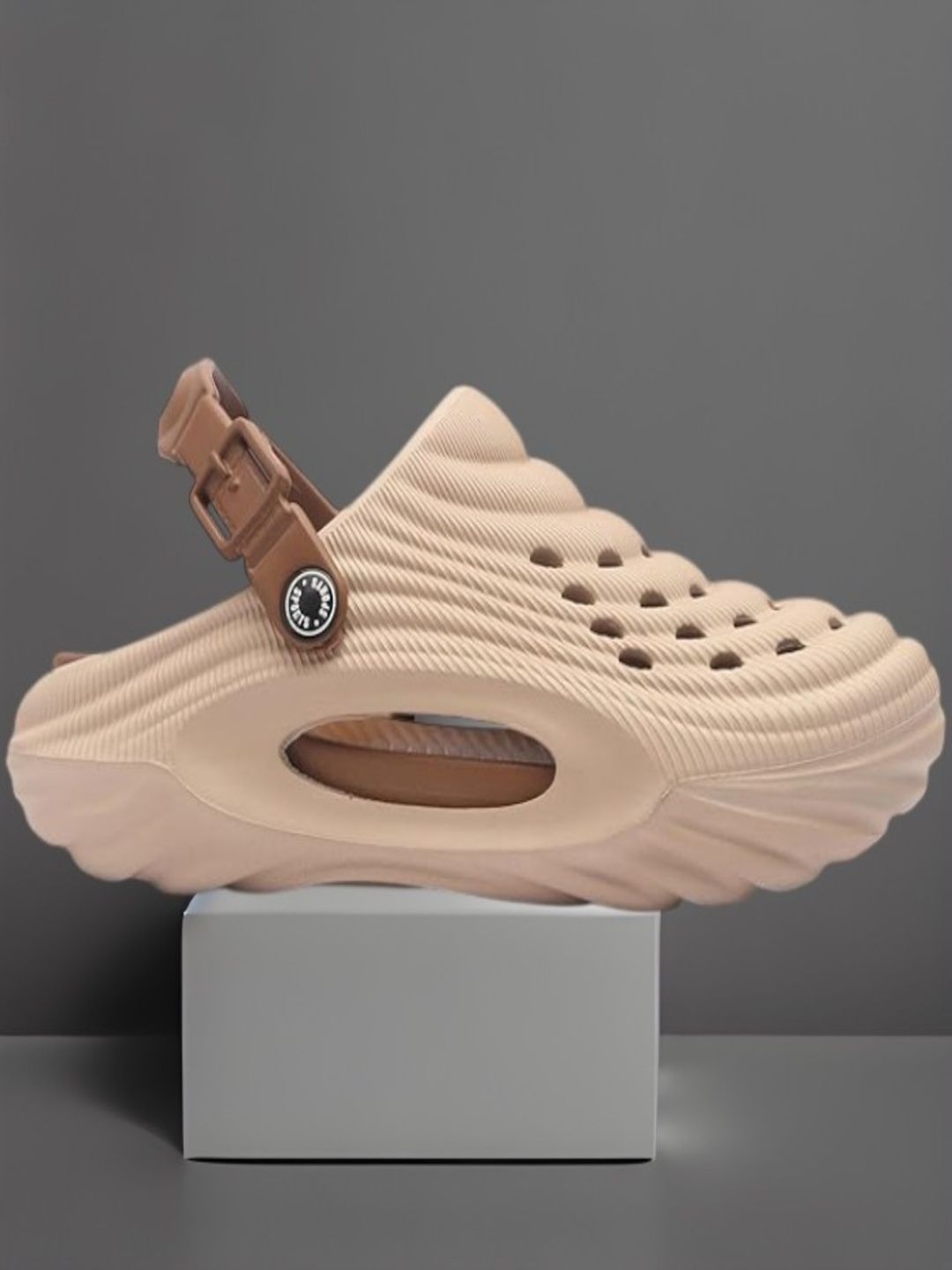 FIVEFEB Men Textured Clogs Flip Flops