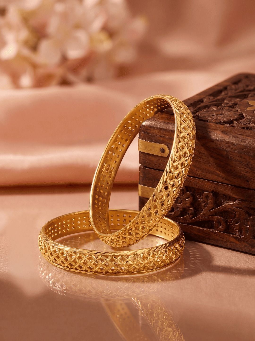 Jewar Mandi Jewar Mandi Set of 2 Gold-Plated Net & Etching Textured Bangles