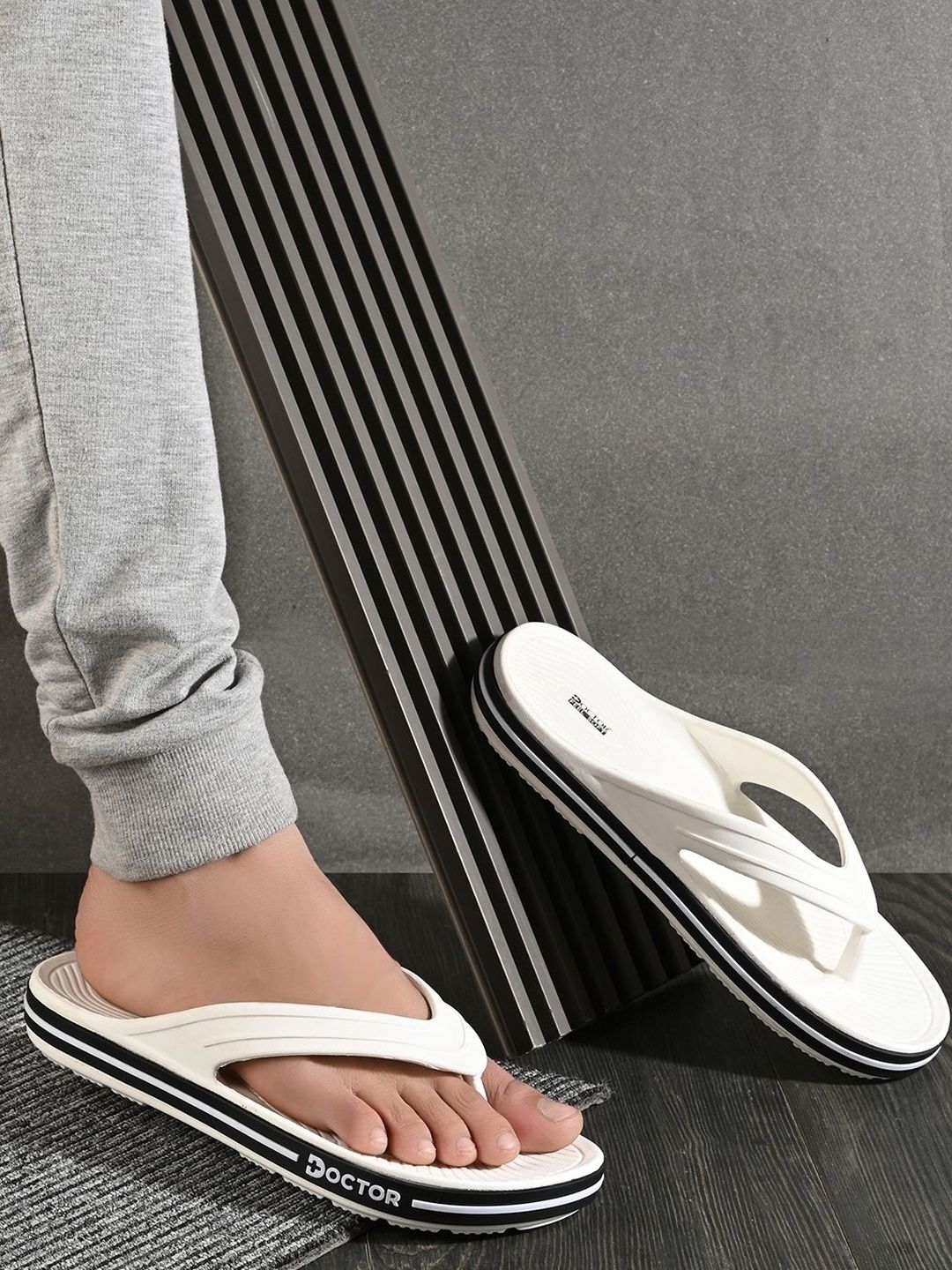 DOCTOR FEEL SOFT Men Striped Thong Flip-Flops