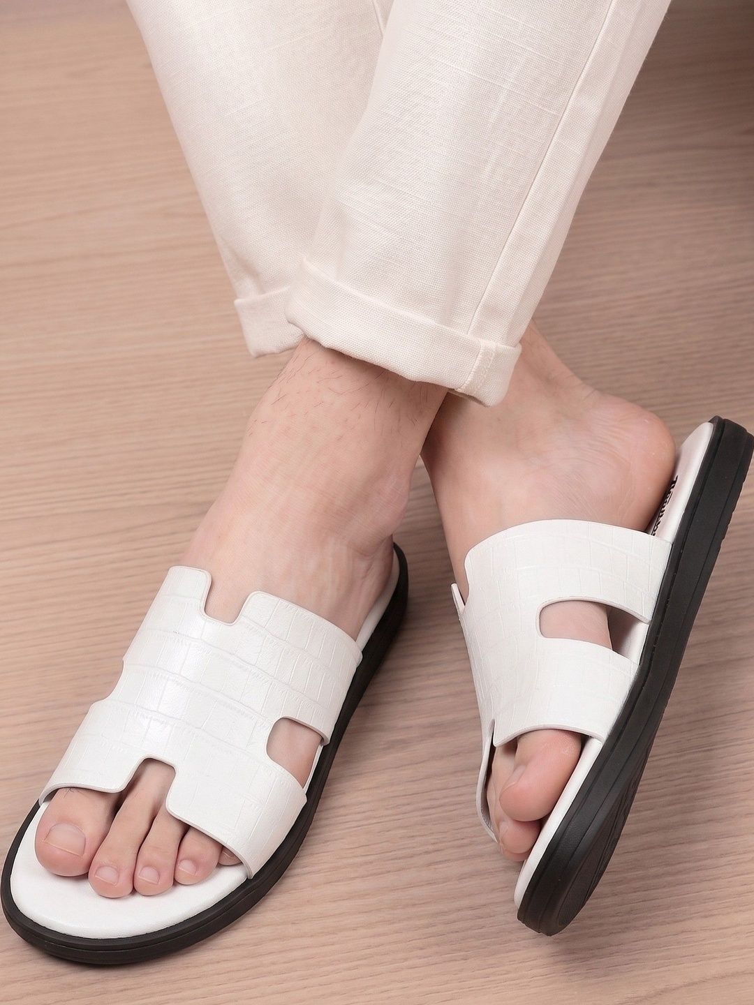 The Roadster Lifestyle Co. Men Sliders