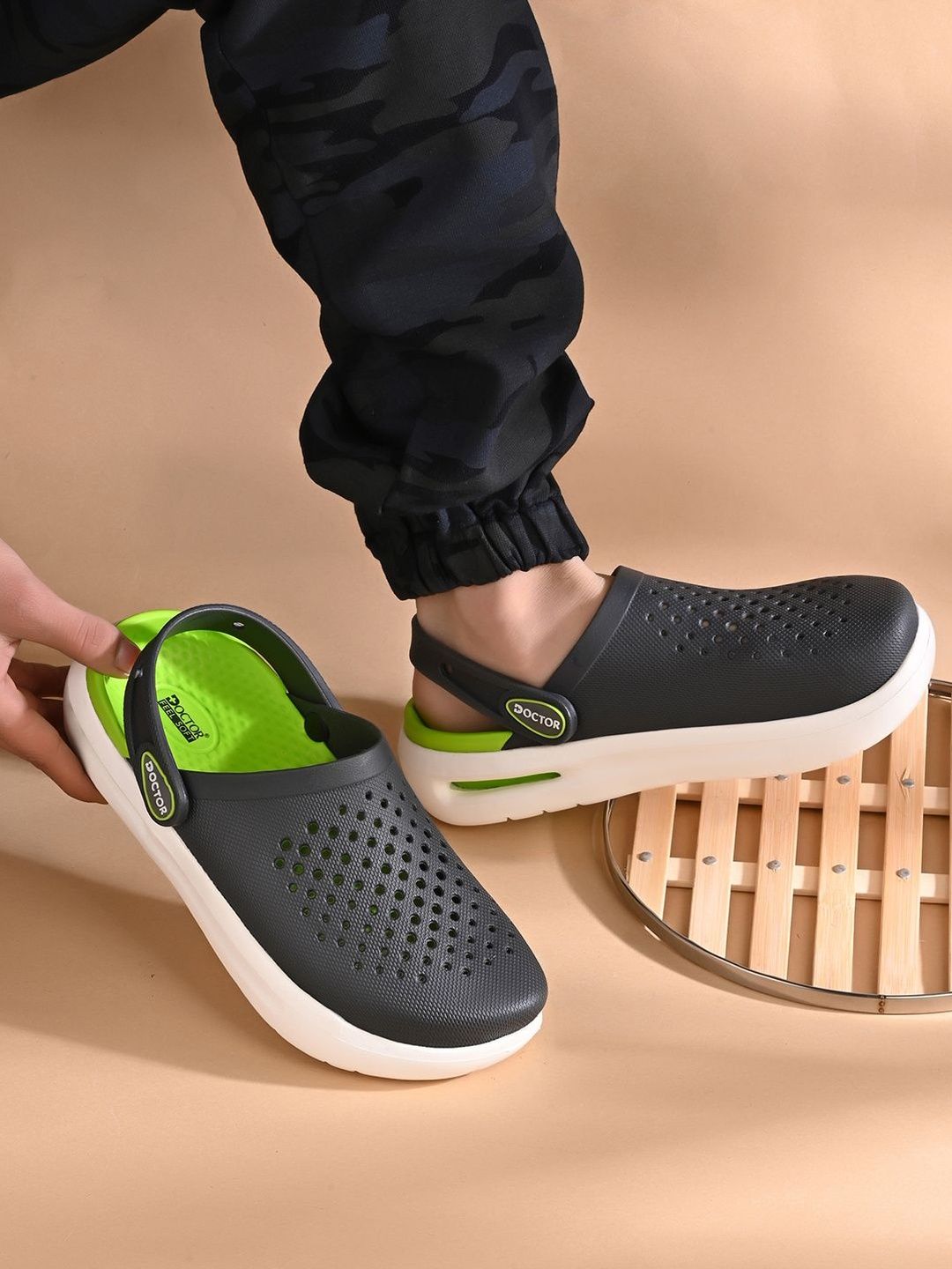 DOCTOR FEEL SOFT Men Colourblocked Clogs