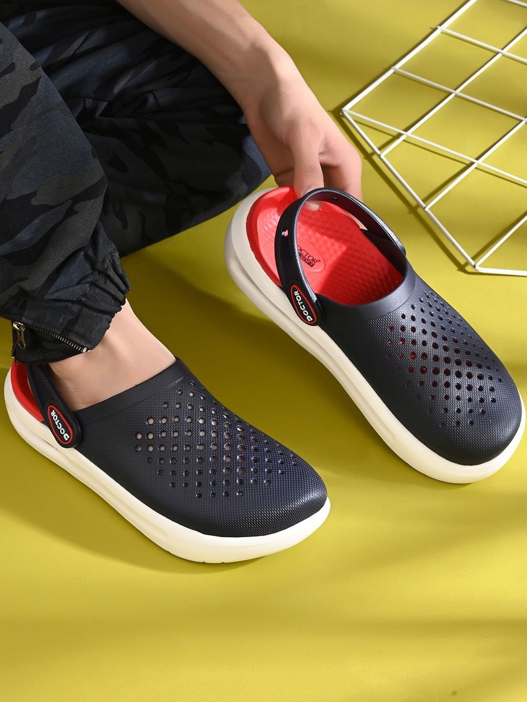 DOCTOR FEEL SOFT Men Colourblocked Clogs