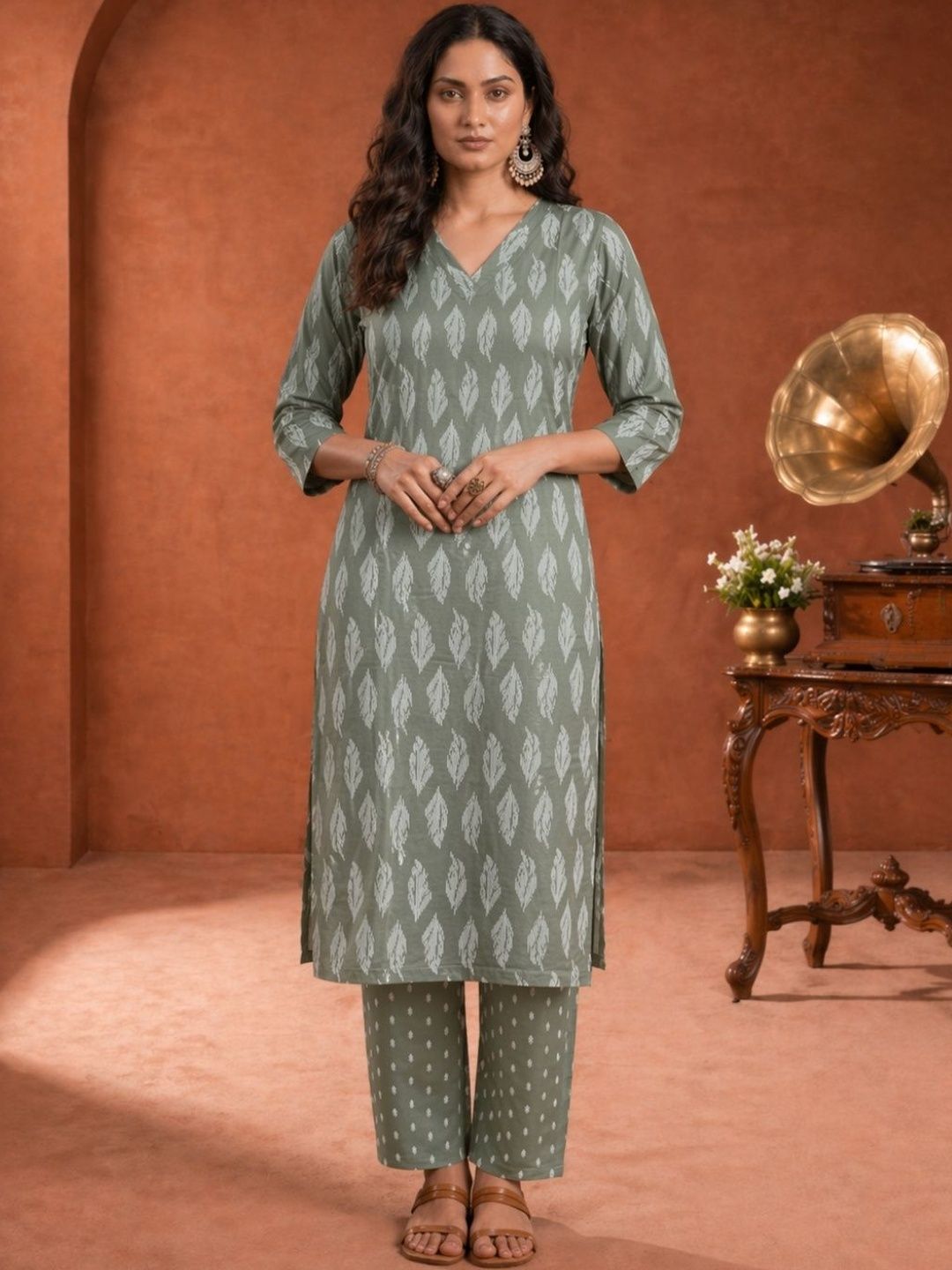 VRIKAA Women Ethnic Motifs Printed Regular Kurta with Trousers