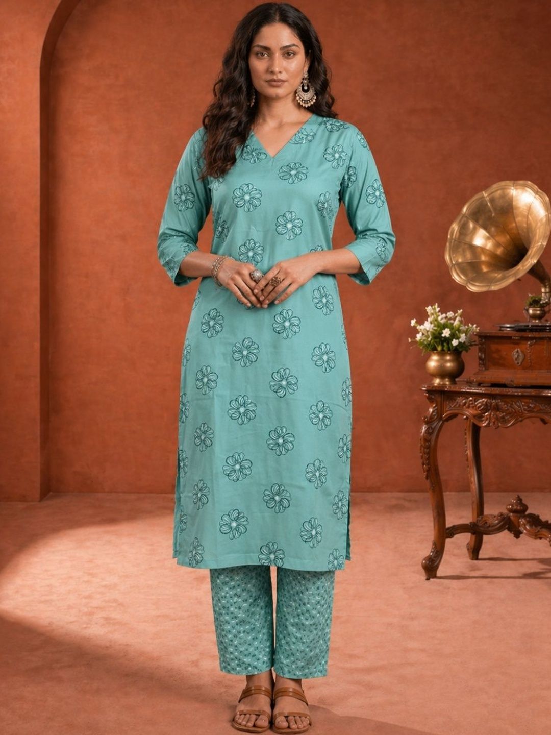 VRIKAA Women Floral Printed Regular Kurta with Trousers