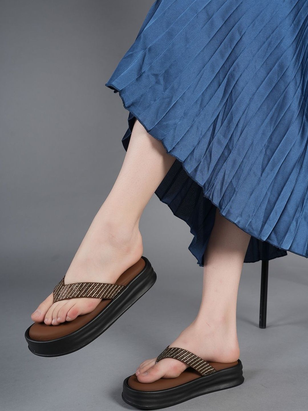 Liscott Liscott Women Embellished Open Toe Flats