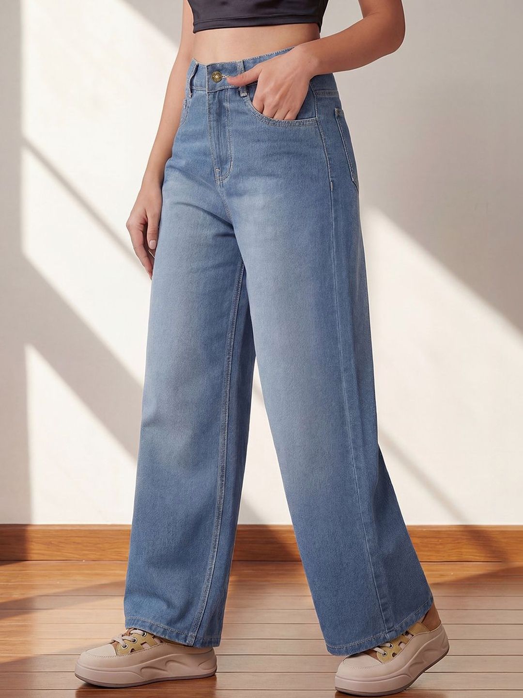DOLCE CRUDO DOLCE CRUDO Women Wide Leg High-Rise Light Fade Jeans